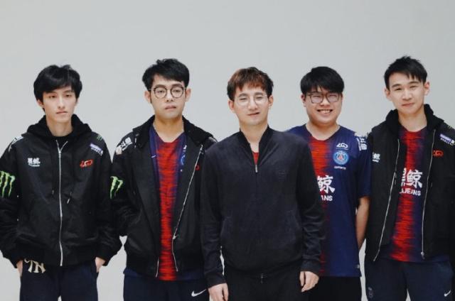 而再一次展 而再一次展